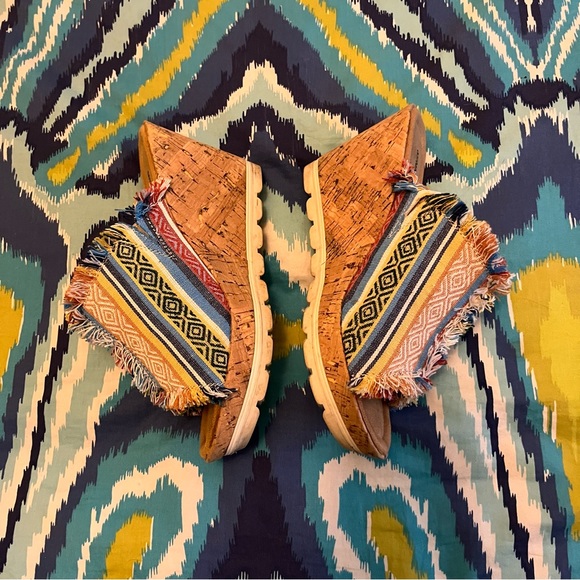 Minnetonka Aztec Wedges - Picture 3 of 6